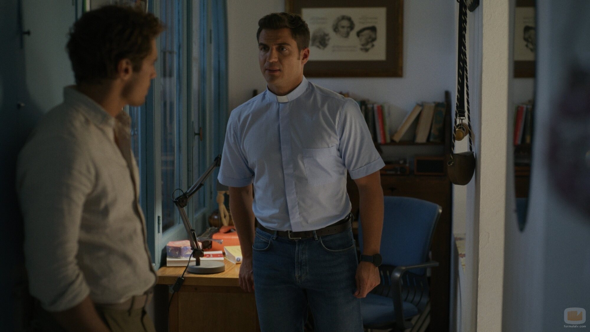 Martiño Rivas y Maxi Iglesias en 1x08 'Adiós La Caleta' de 'Ella, maldita alma'