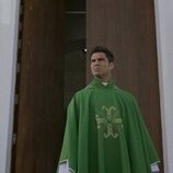 Maxi Iglesias en Capítulo 8 titulado 'Adiós La Caleta' de 'Ella, maldita alma'
