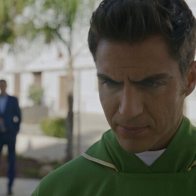 Maxi Iglesias en la temporada 1 y el capítulo 08 de 'Ella, maldita alma'