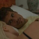 Martiño Rivas y Karina Kolokolchykova en 1x08 titulado 'Adiós La Caleta' de 'Ella, maldita alma'
