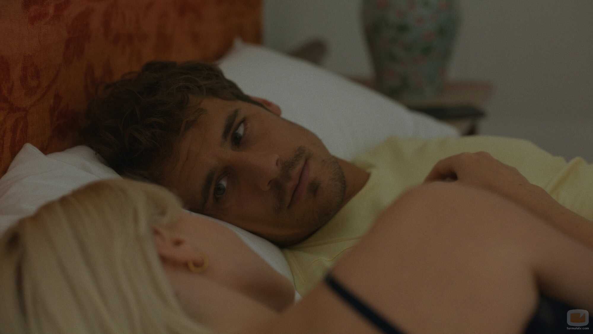 Martiño Rivas y Karina Kolokolchykova en 1x08 titulado 'Adiós La Caleta' de 'Ella, maldita alma'