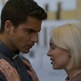 Maxi Iglesias y Karina Kolokolchykova en el 1x08 de 'Ella, maldita alma'