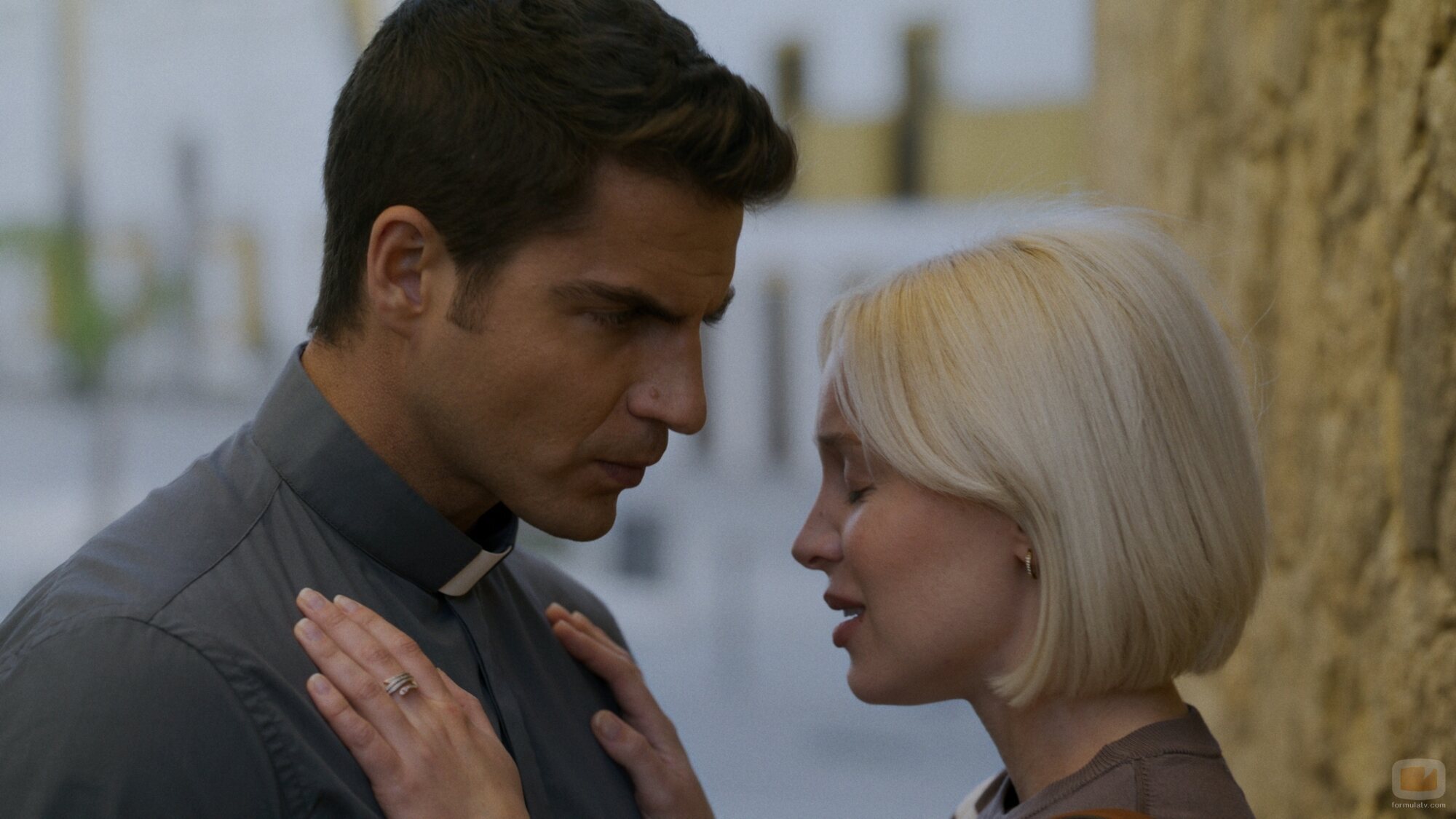 Maxi Iglesias y Karina Kolokolchykova en el 1x08 de 'Ella, maldita alma'