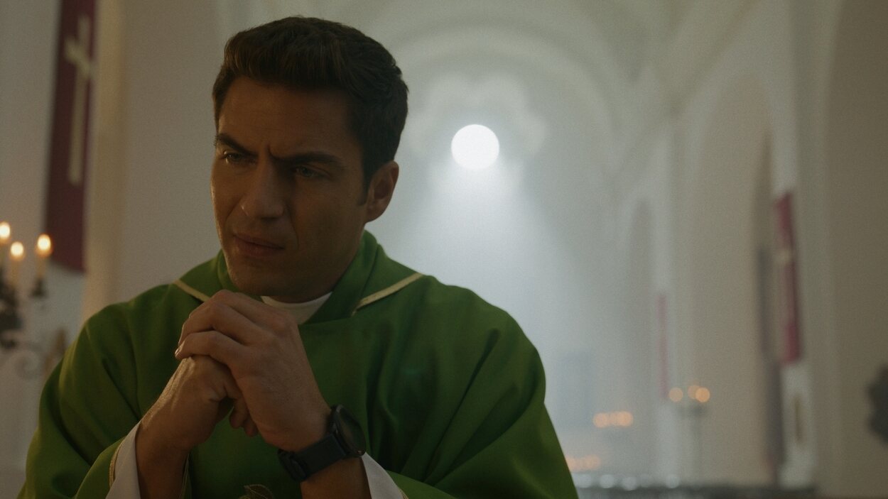 Maxi Iglesias en una escena de 'Ella, maldita alma'