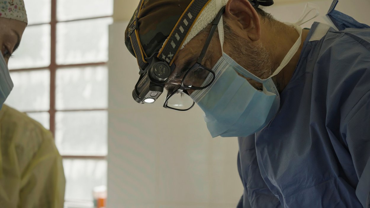 El doctor Cavadas durante una intervención en 'Operación África'