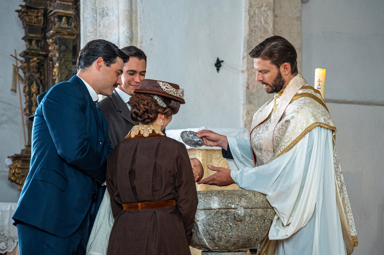Samuel bautiza a la pequeña Jana en 'La promesa'