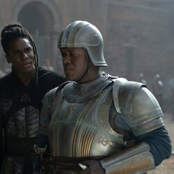 Abubakar Salim y Clinton Liberty en 3x08 'Las traiciones de Ladera' de 'La Casa del Dragón'