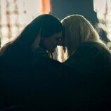 Ewan Mitchell y Gayle Rankin en 'Las traiciones de Ladera' de 'House of the Dragon'