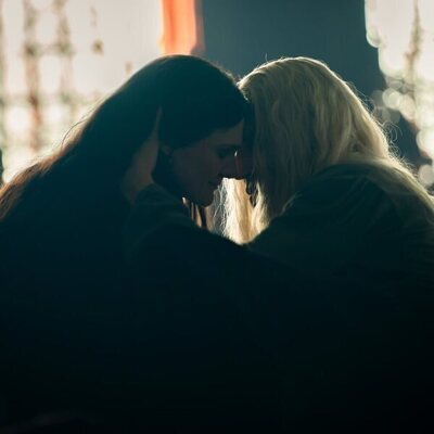 Ewan Mitchell y Gayle Rankin en 'Las traiciones de Ladera' de 'House of the Dragon'