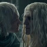 Ewan Mitchell y Tom Glynn-Carney en el 3x08 de 'La Casa del Dragón'