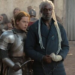 Freddie Fox y Steve Toussaint en Capítulo 8 titulado 'Las traiciones de Ladera' de 'La Casa del Dragón'