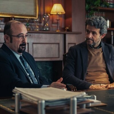 Diego Martín y Carlos Areces en la temporada 4 y el capítulo 01 de 'Muertos S.L.'