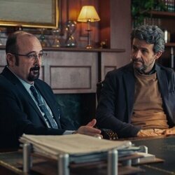 Diego Martín y Carlos Areces en la temporada 4 y el capítulo 01 de 'Muertos S.L.'