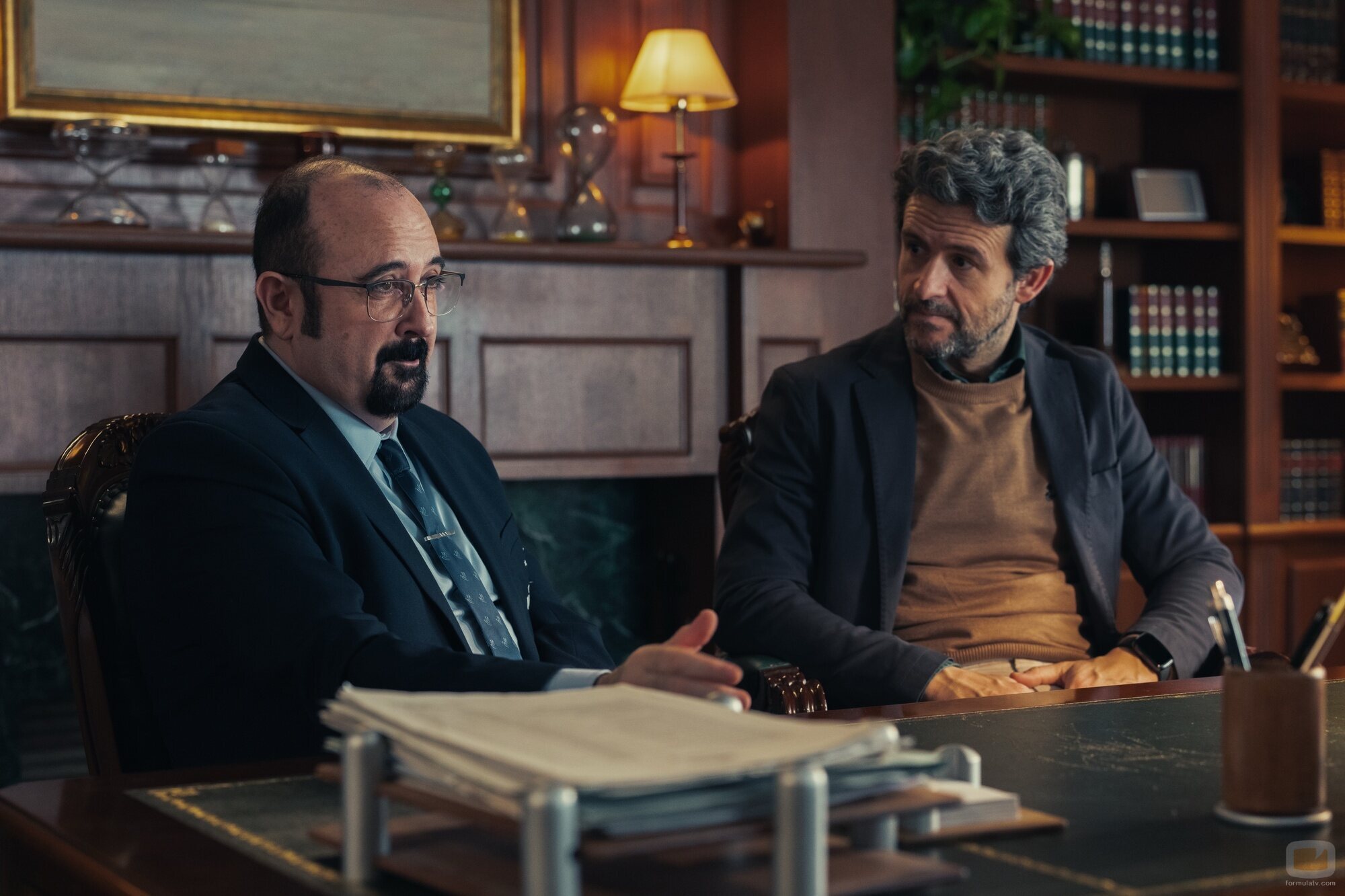 Diego Martín y Carlos Areces en la temporada 4 y el capítulo 01 de 'Muertos S.L.'
