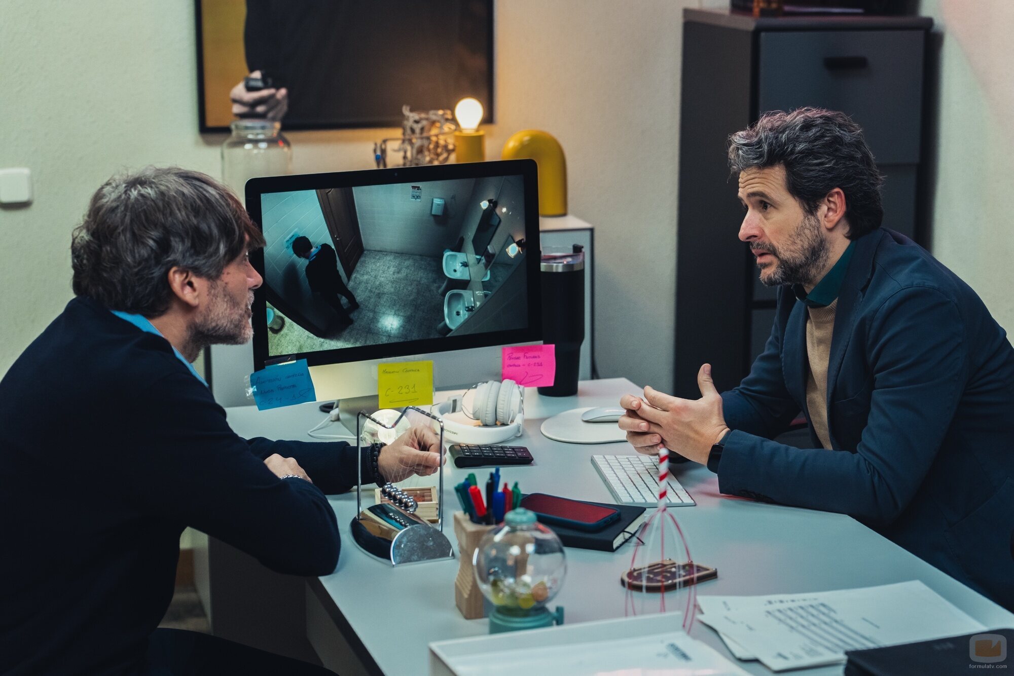 Diego Martín y Salva Reina en Capítulo 1 titulado 'Episodio 1' de 'Muertos S.L.'
