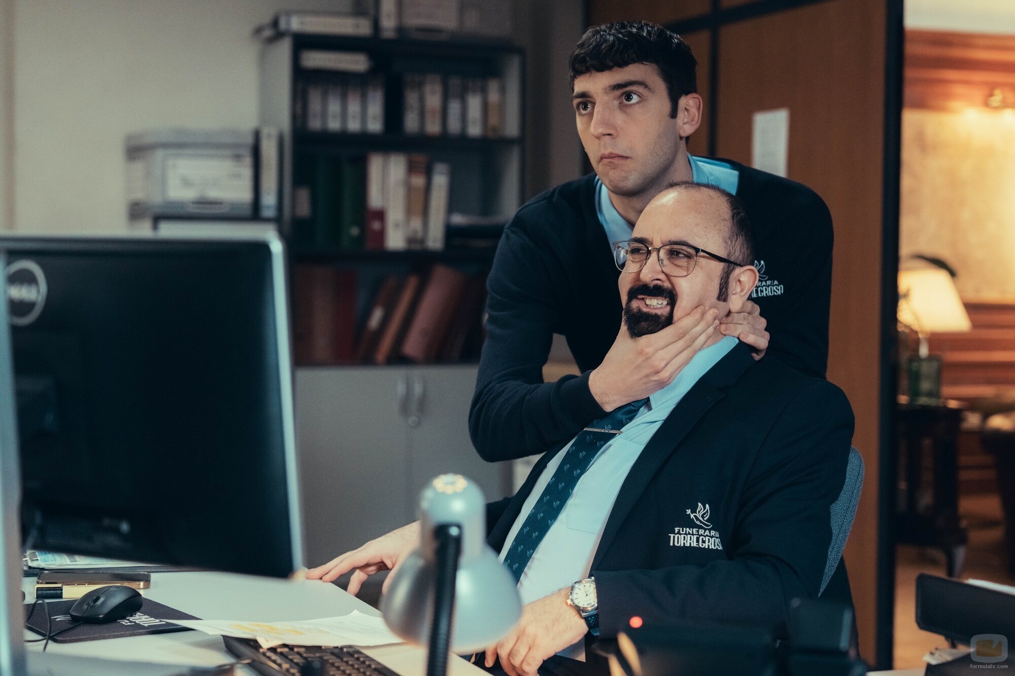 Roque Ruiz y Carlos Areces en el 'Episodio 1' de 'Muertos SL'