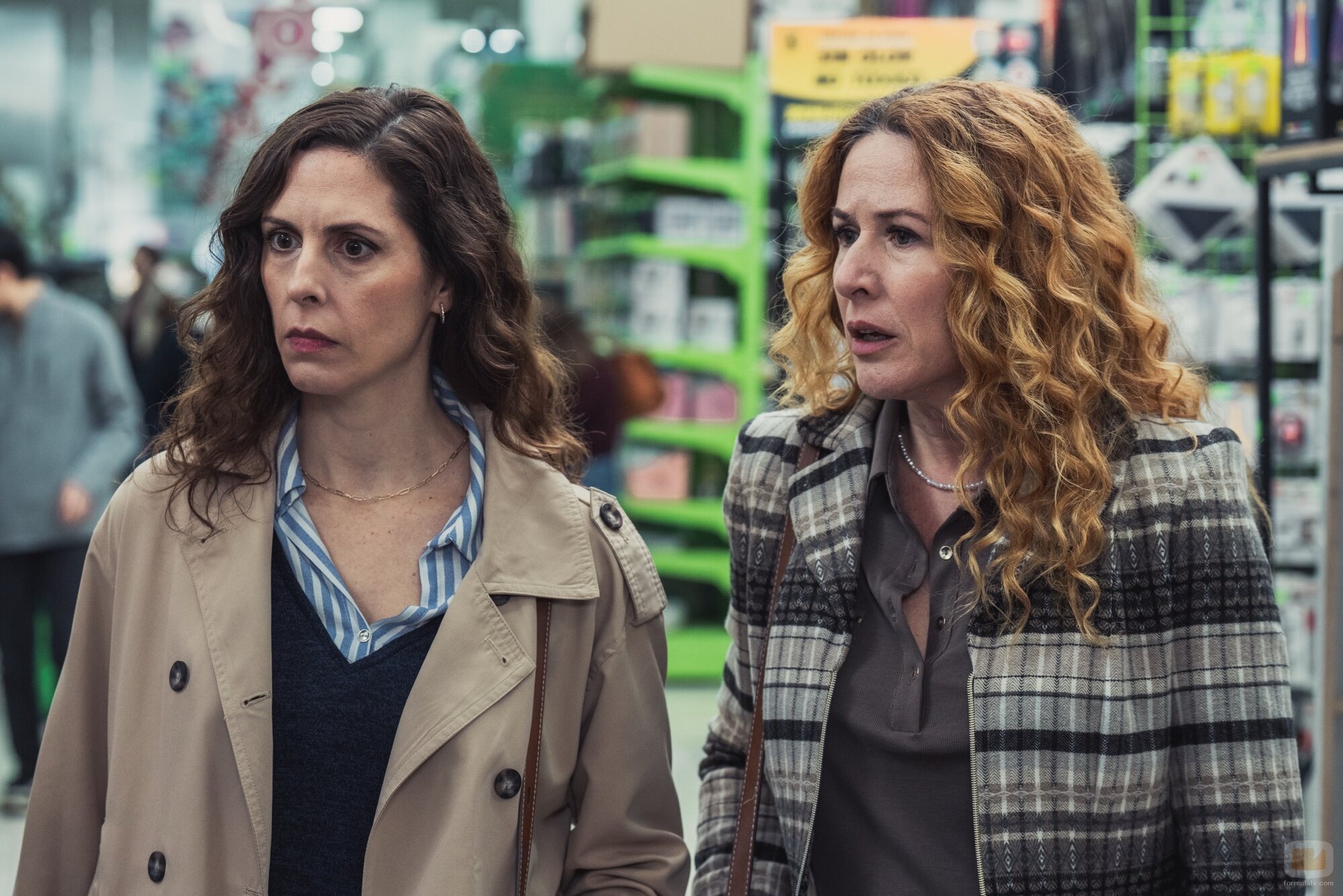 Lucía Quintana y Bárbara Santa-Cruz en 'Episodio 2' de 'Muertos S.L.'