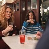 Bárbara Santa-Cruz y Lucía Quintana en Capítulo 4 titulado 'Episodio 4' de 'Muertos S.L.'