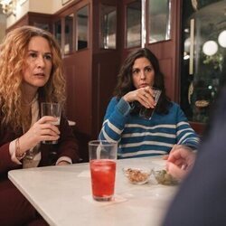 Bárbara Santa-Cruz y Lucía Quintana en Capítulo 4 titulado 'Episodio 4' de 'Muertos S.L.'