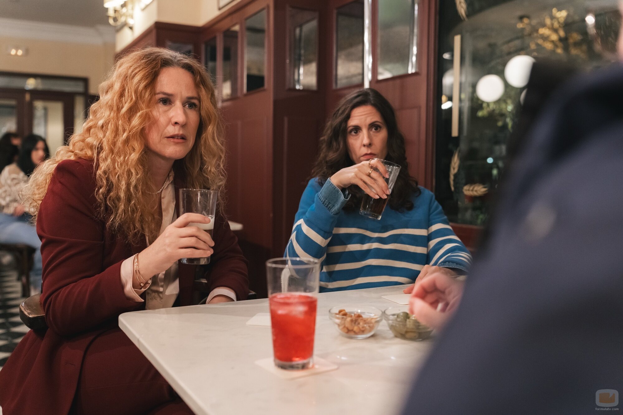 Bárbara Santa-Cruz y Lucía Quintana en Capítulo 4 titulado 'Episodio 4' de 'Muertos S.L.'