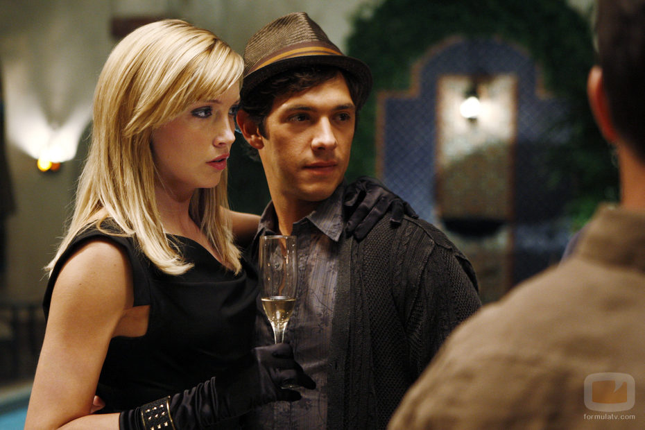 Katie Cassidy y Michael Rady en 'Melrose Place'