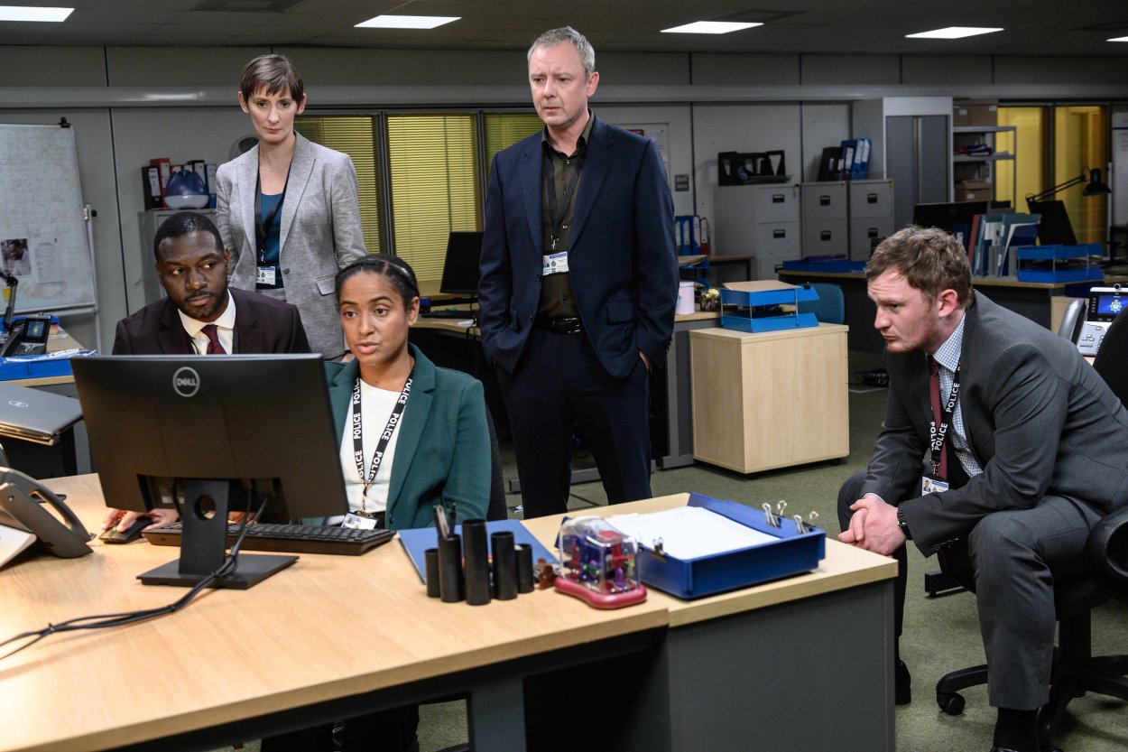 John Simm, junto al resto del reparto de 'Grace'