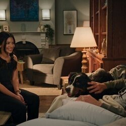 Nikki Rodriguez y Marc Blucas en 'Vuelta a casa' de 'Mi vida con los chicos Walter'