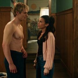 Noah LaLonde y Nikki Rodriguez en 3x01 titulado 'Vuelta a casa' de 'Mi vida con los chicos Walter'