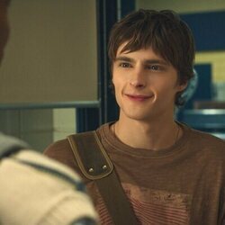 Corey Fogelmanis en Capítulo 1 titulado 'Vuelta a casa' de 'Mi vida con los chicos Walter'