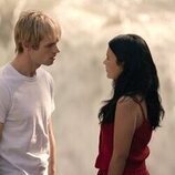 Escena de Noah LaLonde y Nikki Rodriguez en 3x01 titulado 'Vuelta a casa' de 'Mi vida con los chicos Walter'