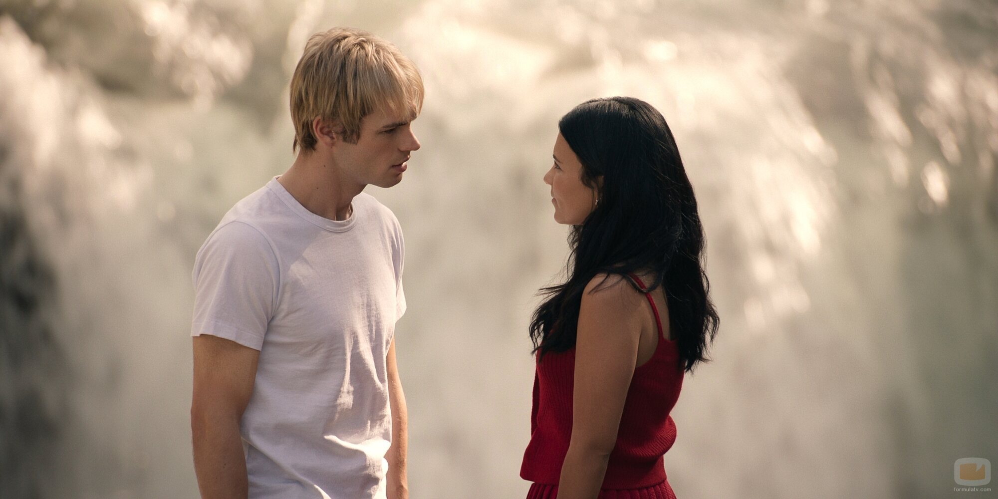 Escena de Noah LaLonde y Nikki Rodriguez en 3x01 titulado 'Vuelta a casa' de 'Mi vida con los chicos Walter'