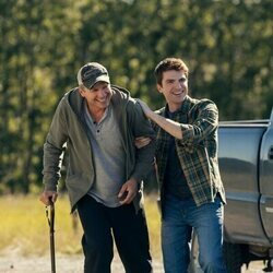 Marc Blucas y Johnny Link en 3x01 titulado 'Vuelta a casa' de 'Mi vida con los chicos Walter'