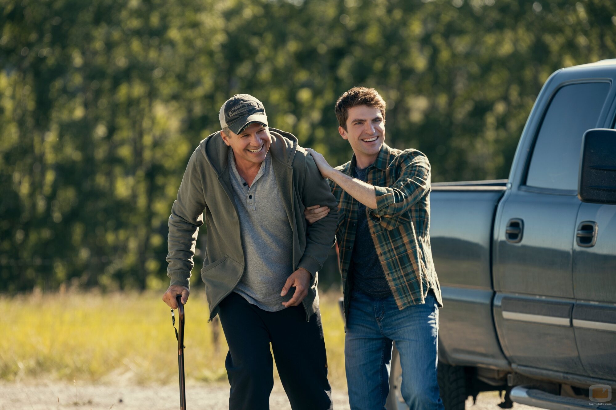 Marc Blucas y Johnny Link en 3x01 titulado 'Vuelta a casa' de 'Mi vida con los chicos Walter'