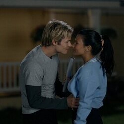 Nikki Rodriguez y Noah LaLonde en 'Atención dividida' de 'My Life with the Walter Boys'