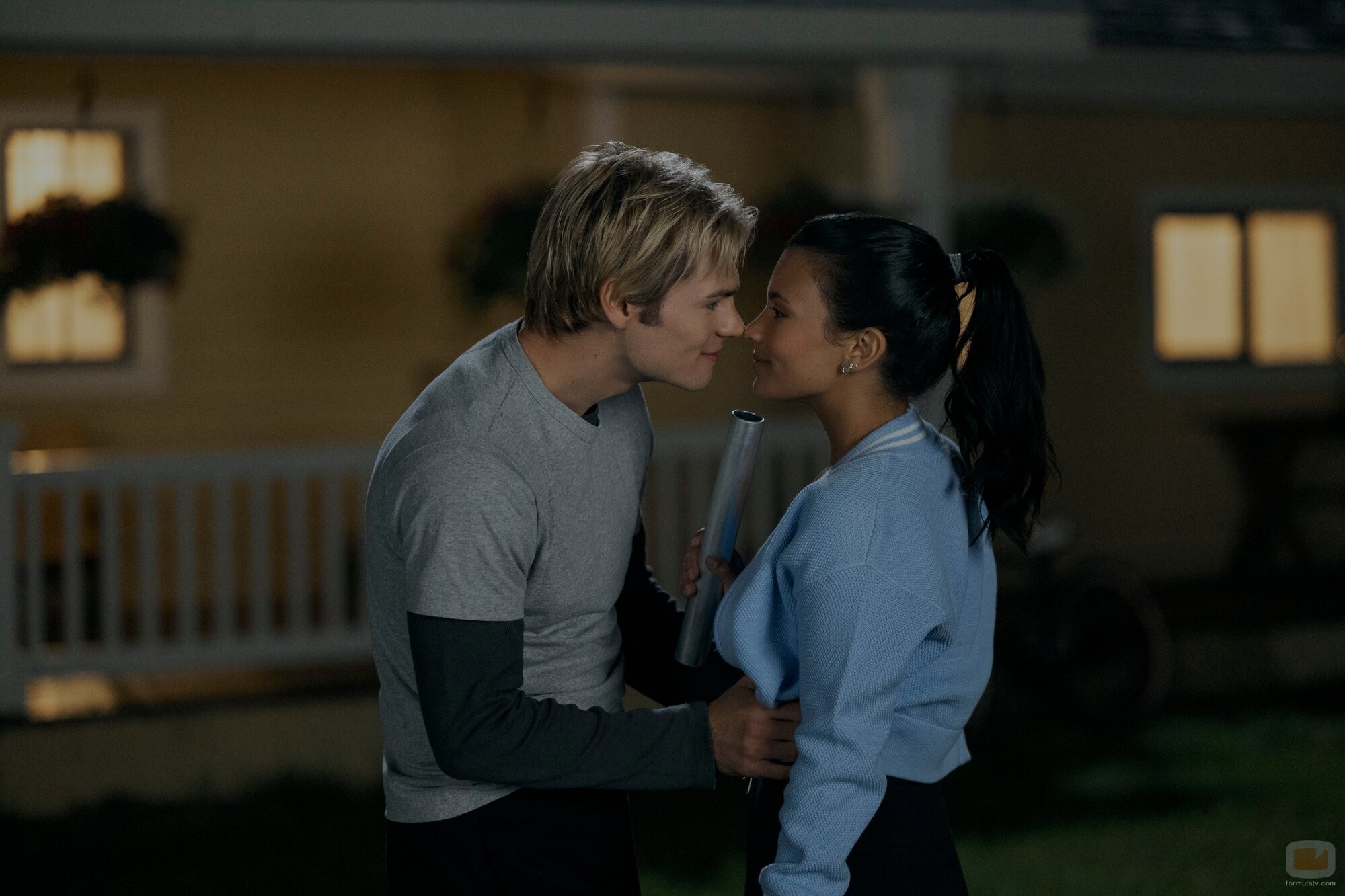Nikki Rodriguez y Noah LaLonde en 'Atención dividida' de 'My Life with the Walter Boys'