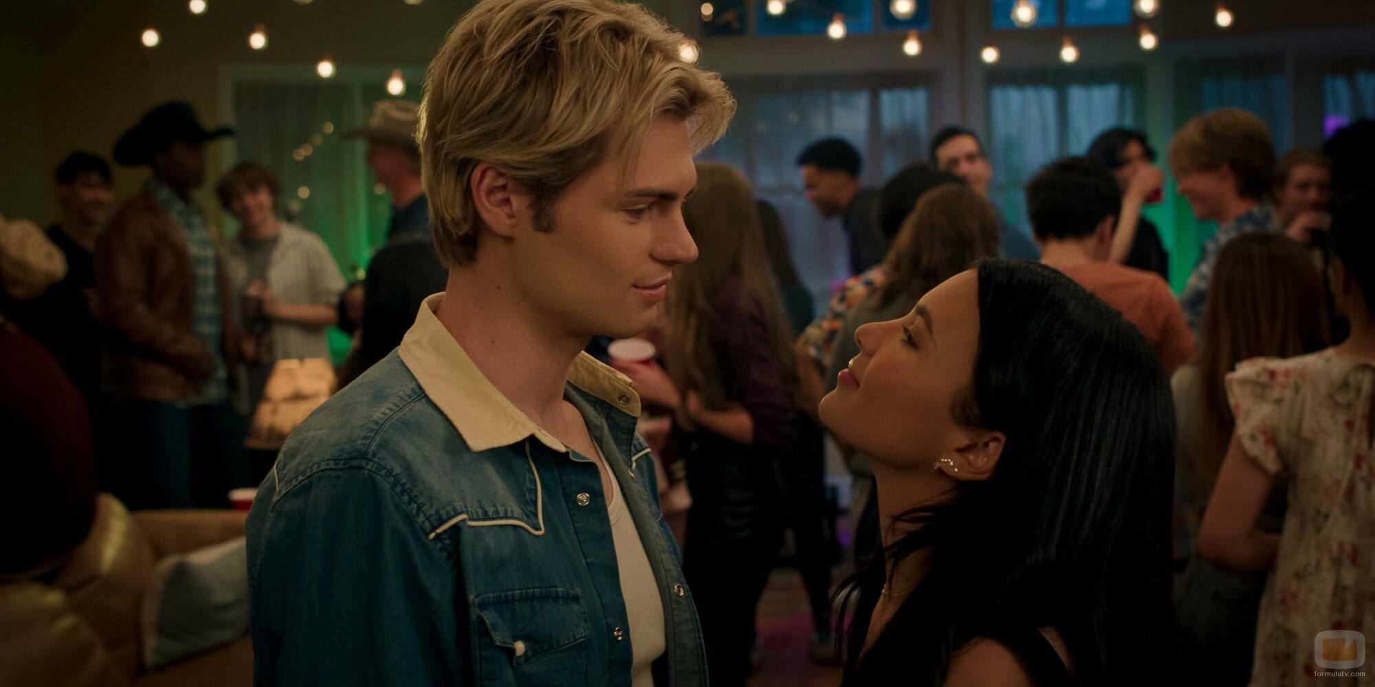 Noah LaLonde y Nikki Rodriguez en 3x05 'El efecto Jackie y Cole' de 'Mi vida con los chicos Walter'