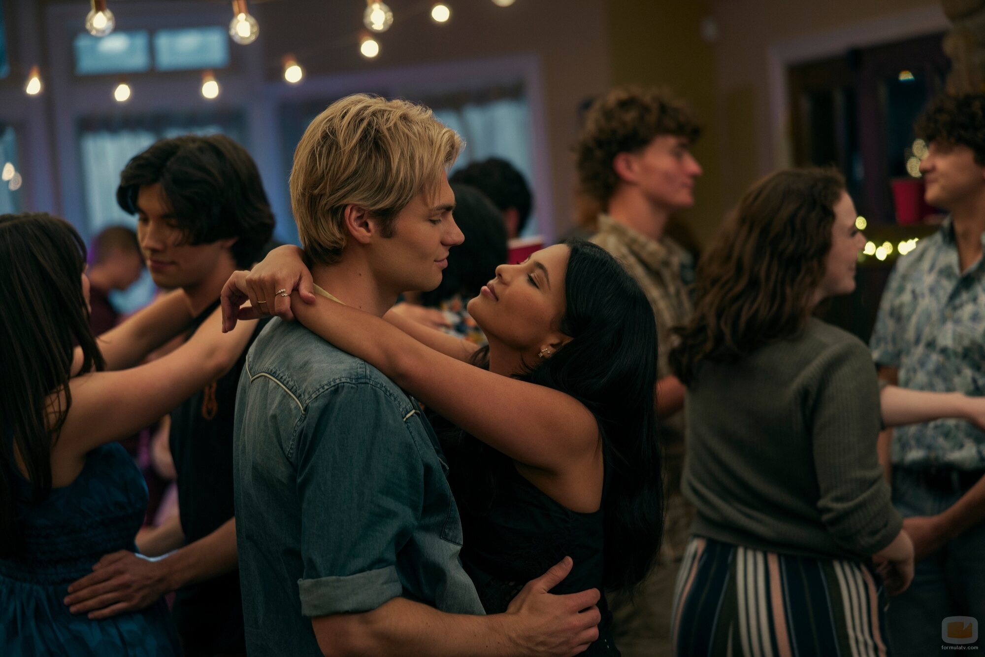 Nikki Rodriguez y Noah LaLonde en 'El efecto Jackie y Cole' de 'Mi vida con los chicos Walter'