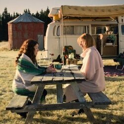 Erin Karpluk y Sarah Rafferty en 'Espacios sin freno' de 'My Life with the Walter Boys'