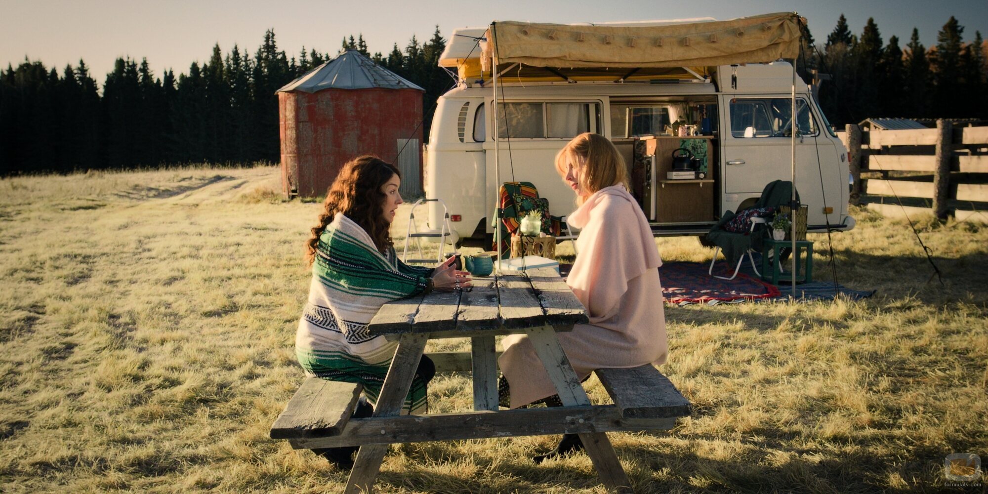 Erin Karpluk y Sarah Rafferty en 'Espacios sin freno' de 'My Life with the Walter Boys'
