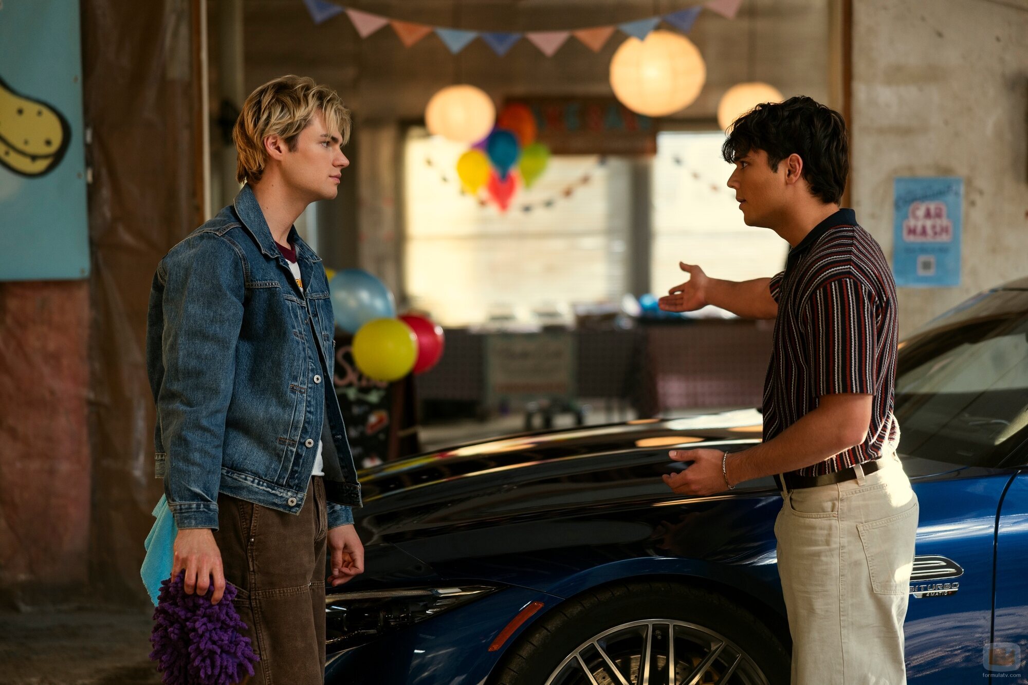 Noah LaLonde y Naveen Paddock en el 3x07 de 'Mi vida con los chicos Walter'