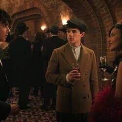 Naveen Paddock y Nikki Rodriguez en 'La bella y el maldito' de 'My Life with the Walter Boys'
