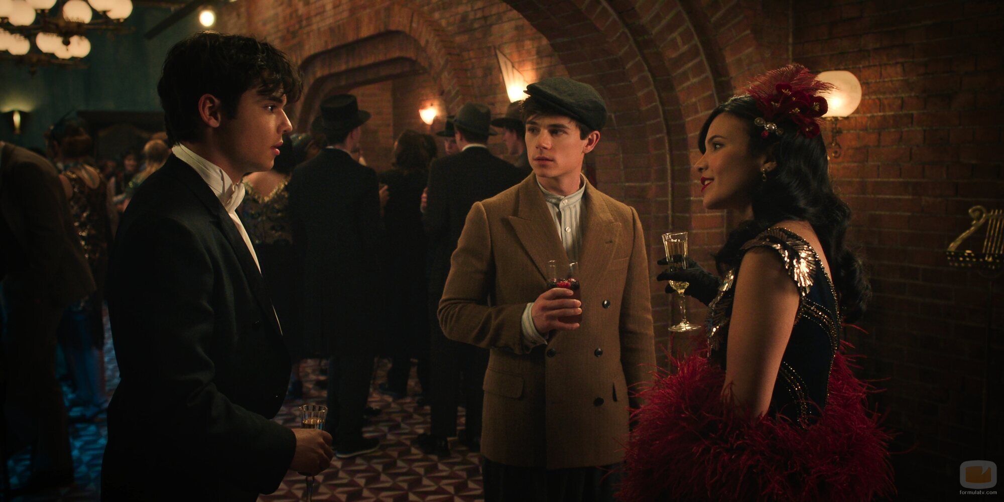 Naveen Paddock y Nikki Rodriguez en 'La bella y el maldito' de 'My Life with the Walter Boys'