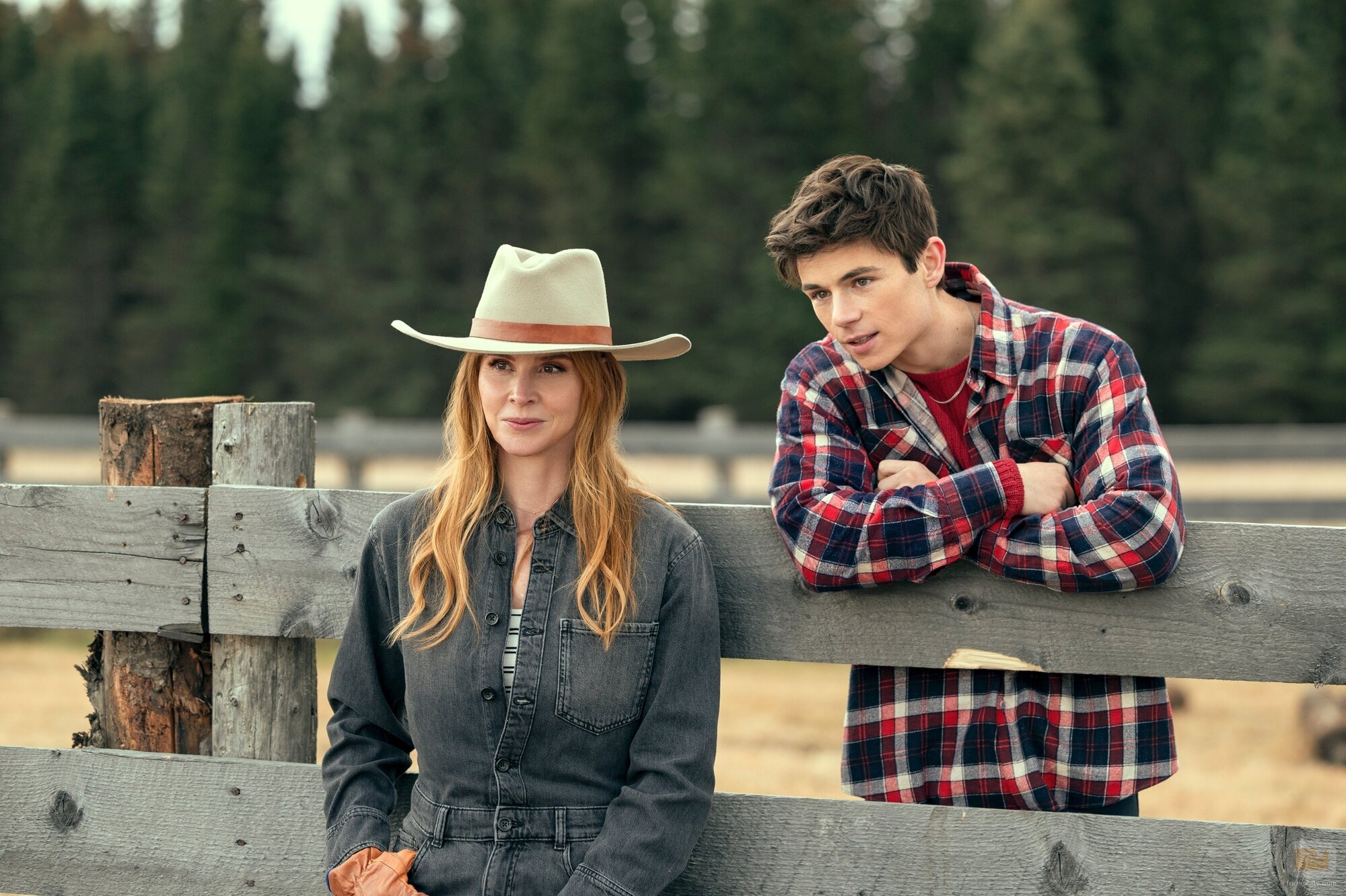 Sarah Rafferty y Ashby Gentry en 3x10 'La bella y el maldito' de 'Mi vida con los chicos Walter'