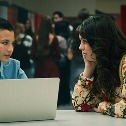Ellie O'Brien y Nikki Rodriguez en la temporada 3 y el capítulo 10 de 'Mi vida con los chicos Walter'