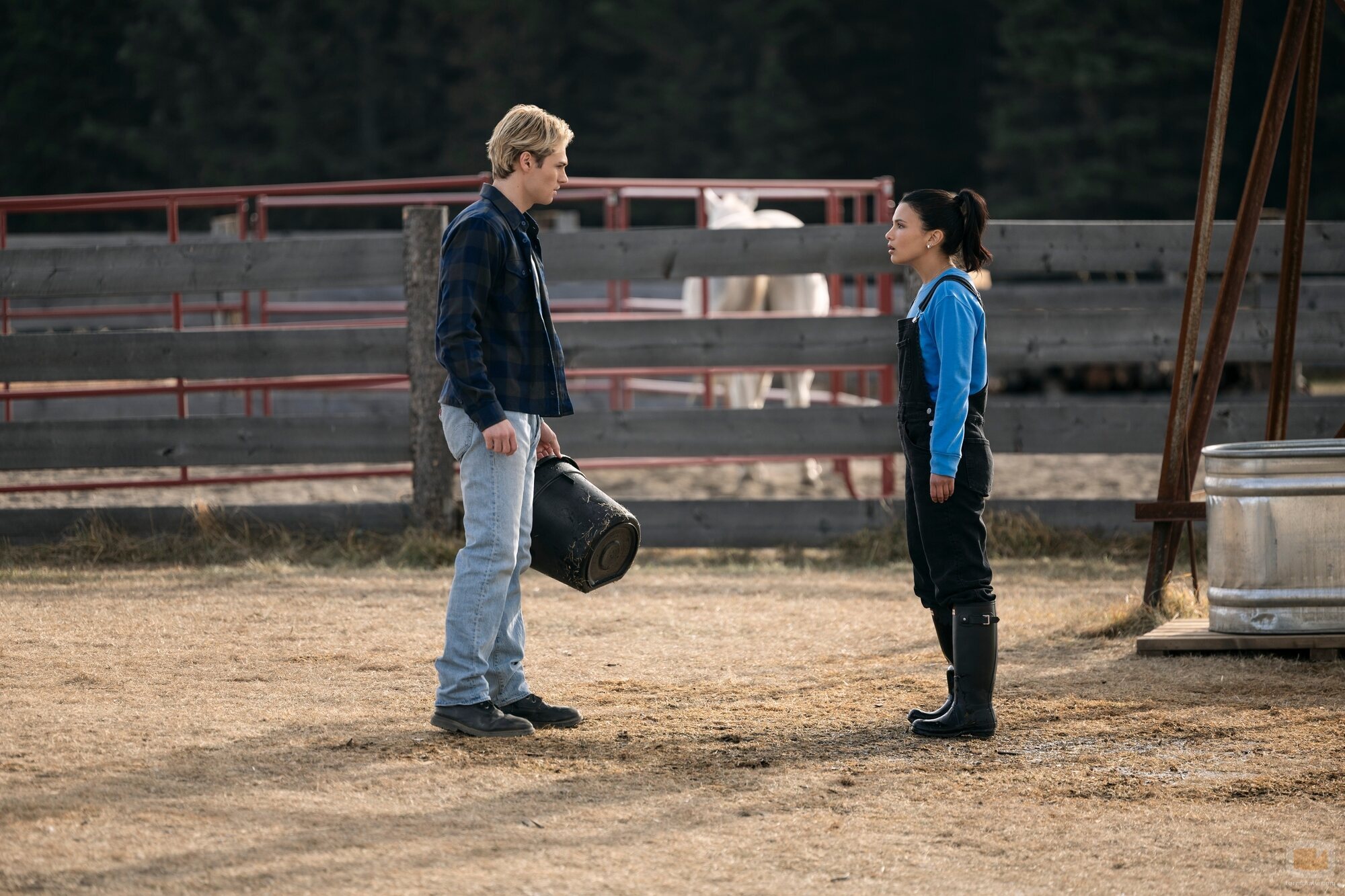 Noah LaLonde y Nikki Rodriguez en 3x10 'La bella y el maldito' de 'Mi vida con los chicos Walter'