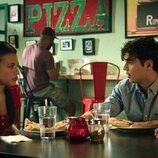 Nikki Rodriguez y Naveen Paddock en el 3x10 de 'My Life with the Walter Boys'