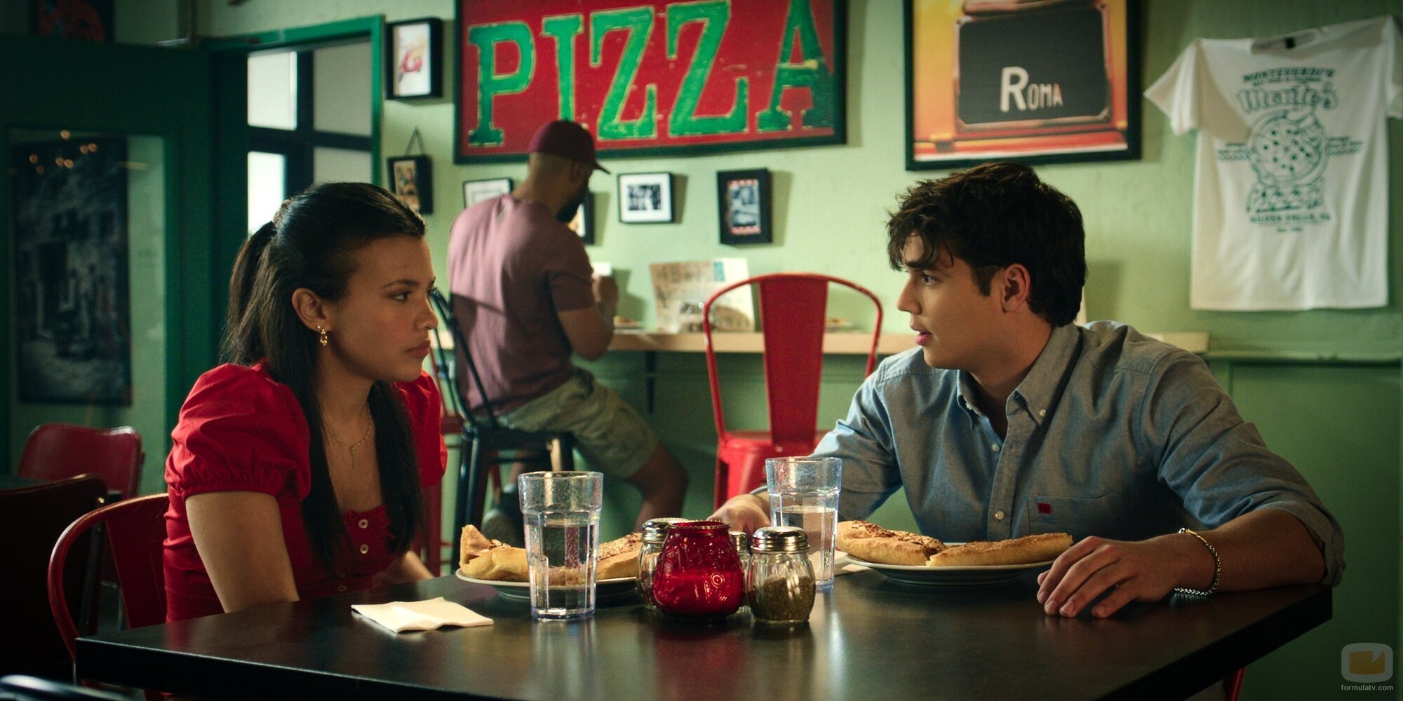 Nikki Rodriguez y Naveen Paddock en el 3x10 de 'My Life with the Walter Boys'