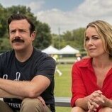 Jason Sudeikis y Andrea Anders en el 4x01 de 'Ted Lasso'