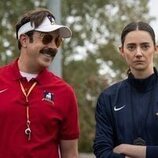 Jason Sudeikis y Tanya Reynolds en la temporada 4 y el capítulo 02 de 'Ted Lasso'