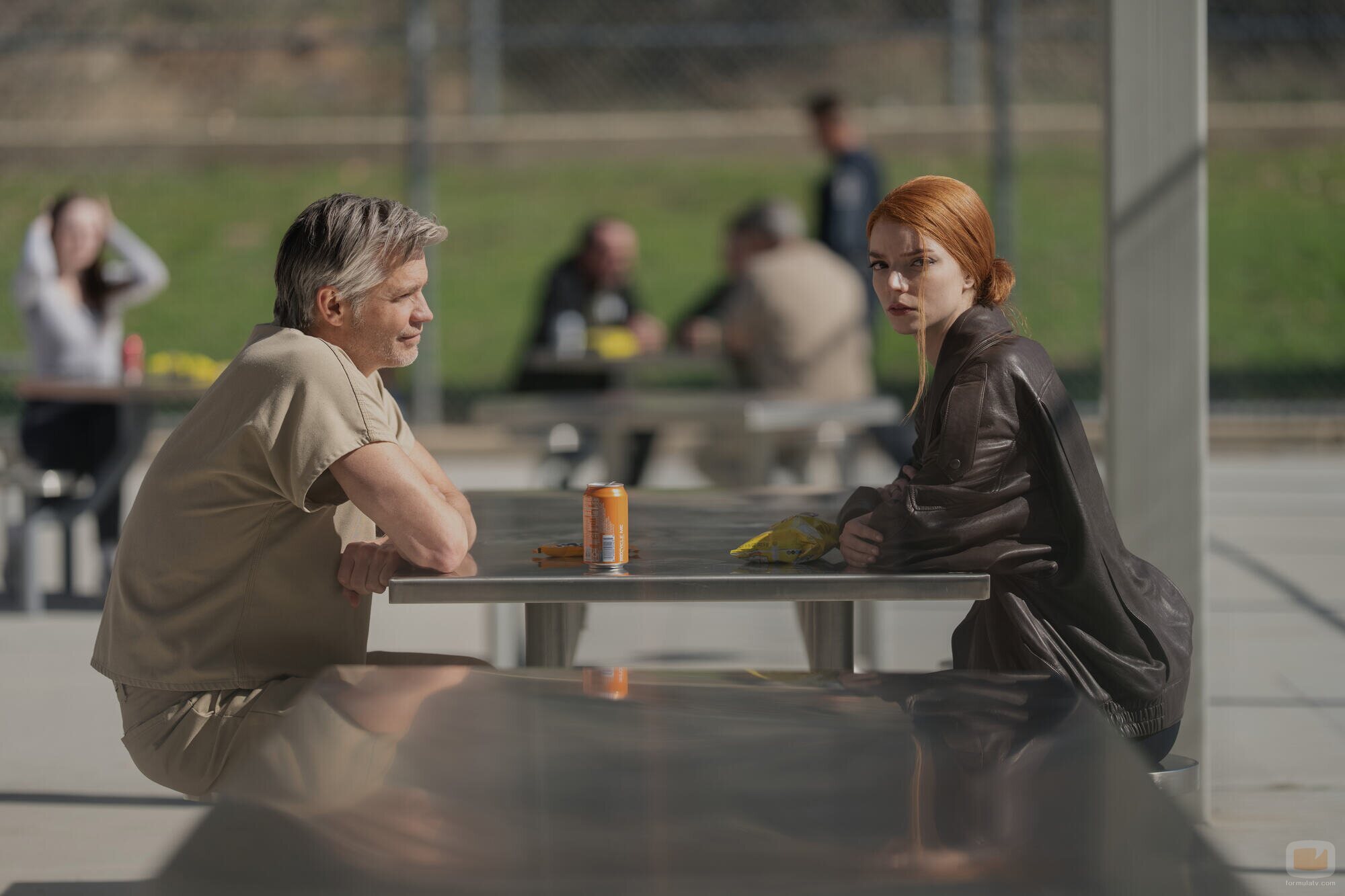 Anya Taylor-Joy y Timothy Olyphant en el 1x01 de 'Lucky'